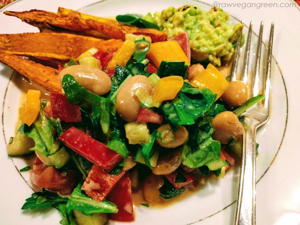 Veganer Bunter Salat mit weißen Bohnen und Rucola – rawvegangreen