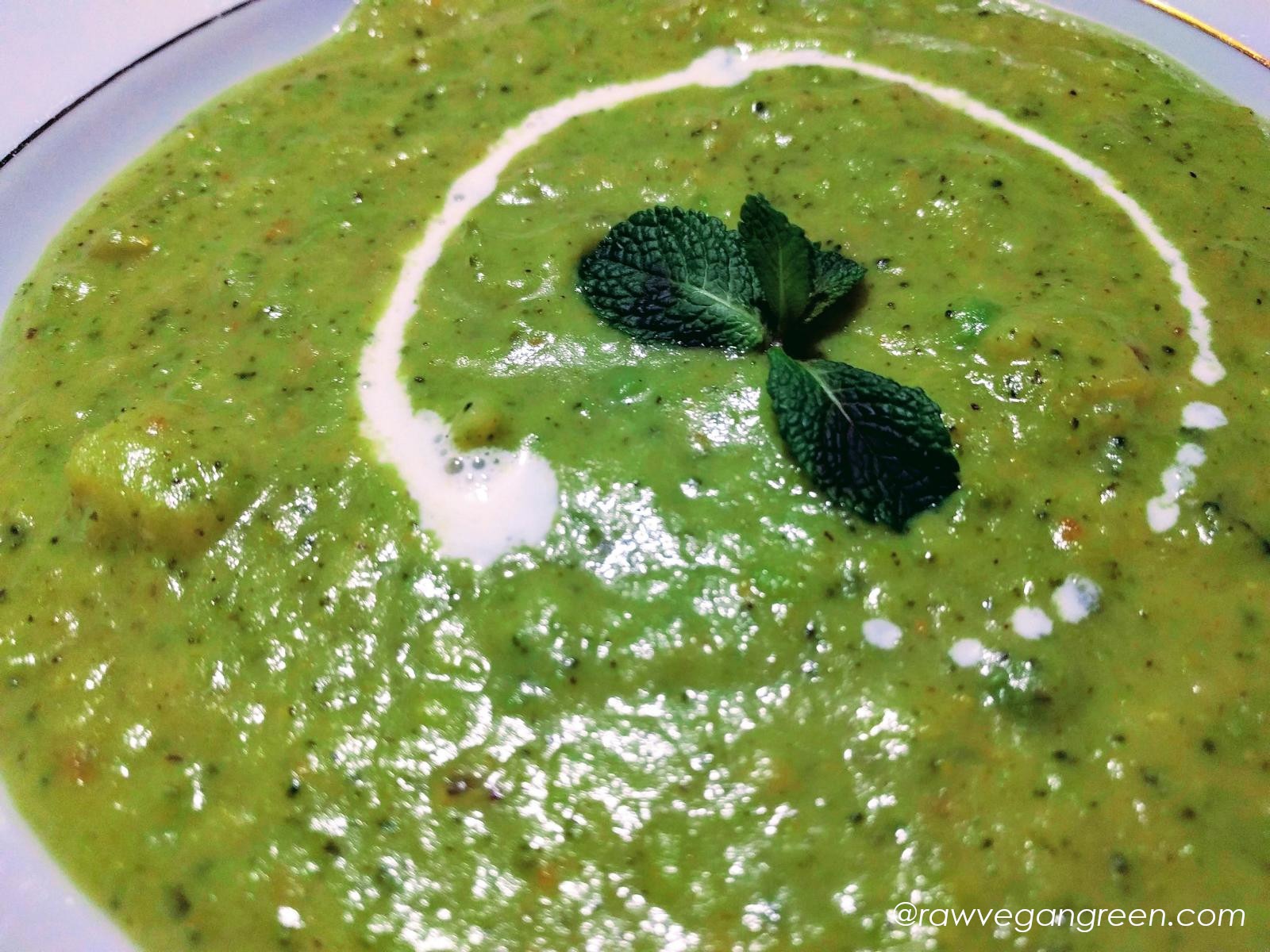 Cremige Vegane Brokkoli Erbsen Suppe – rawvegangreen